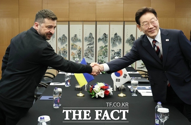외교부는 28일 주한우크라이나 대사대리를 초치해 북한군 포로 송환 비공개 합의와 관련해 우크라이나 측에 해명과 사과를 요구했다고 밝혔다. 전날 청와대가 필요한 조치를 검토 중이라고 밝힌 지 하루 만이다. 사진은 이재명 대통령이 지난 7월 튀르키예 앙카라에서 볼로디미르 젤렌스키 우크라이나 대통령과 정상회담에 앞서 악수하는 모습. /뉴시스