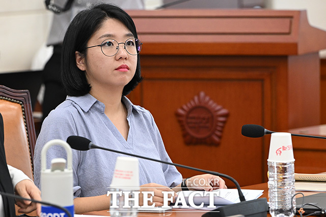 행안위 전체회의 참석한 용혜인 기본소득당 의원.