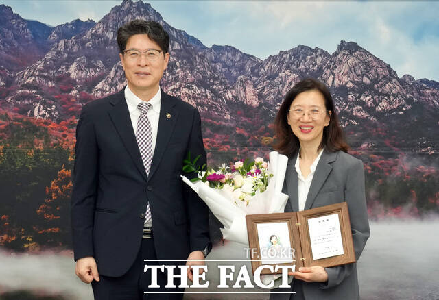 황기연 전남광주통합특별시 행정부시장이 28일 무안청사 접견실에서 남선희 전통주갤러리 관장을 ‘2026년 남도 우리술 품평회’ 추진위원장으로 위촉한 뒤 기념촬영을 하고 있다./전남광주시