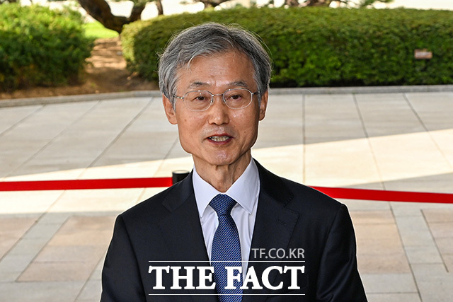 조희대 대법원장이 '대법관 재제청 거부' 의사를 굽히지 않으면서 공세 최전방에 선 더불어민주당의 고심이 깊어지는 모습이다. 사진은 조 대법원장이 28일 오전 서울 서초구 대법원으로 출근하며 입장을 밝히고 있는 모습. /송호영 기자