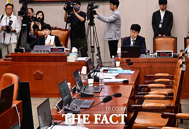 회의 주재하는 서영교 법사위원장.