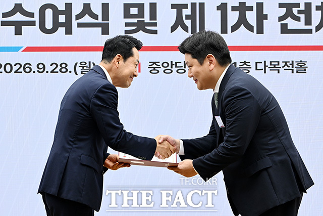 청년정책기획단 위촉장 수여식 및 제1차 전체회의에서 인사말 하는 장 대표.