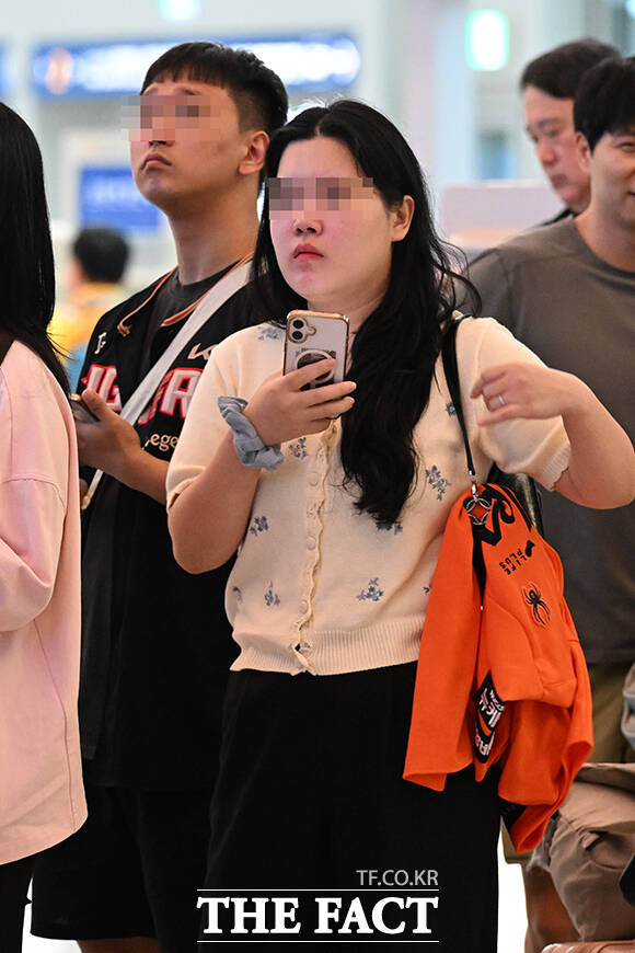 2026 아이치·나고야 아시안게임에서 금메달을 획득한 야구 남자 대표팀 선수들이 28일 오후 인천국제공항을 통해 귀국한 가운데, 공항 입국장이 취재진과 팬들로 붐비고 있다. /인천국제공항=김성렬 기자