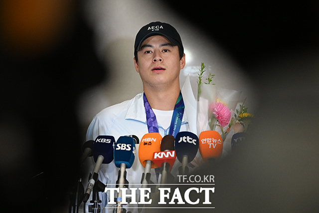 야구 대표팀 주장 노시환이 취재진의 질의에 답하고 있다.