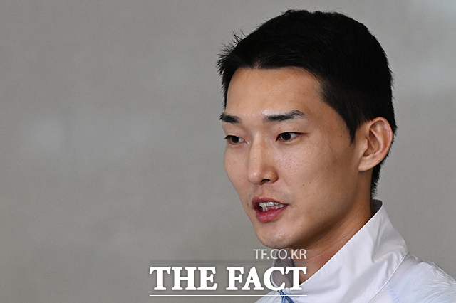 우상혁 2026 아이치·나고야 아시안게임 육상 남자 높이뛰기 선수가 28일 오전 인천국제공항을 통해 귀국해 취재진의 질문에 답하고 있다. /인천국제공항=김성렬 기자