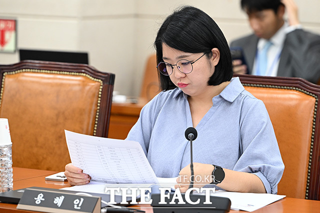 행안위 전체회의 참석한 용혜인 기본소득당 의원.