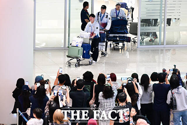 야구 대표팀 류지현 감독과 선수들이 28일 오후 인천국제공항으로 귀국하고 있다.