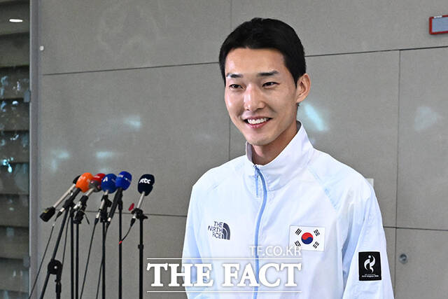우상혁 2026 아이치·나고야 아시안게임 육상 남자 높이뛰기 선수가 28일 오전 인천국제공항을 통해 귀국해 취재진의 질문에 답하고 있다. /인천국제공항=김성렬 기자