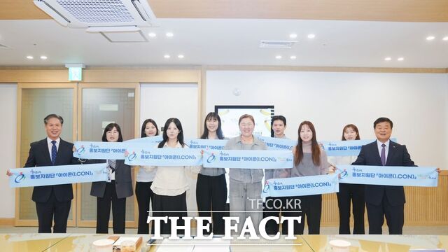 28일 이병도 충남도교육감이 홍보지원단원들인 '아이콘(I.CON)'을 임명한 후 기념촬영을 하고 있다. /충남도교육청
