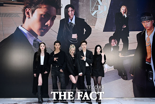 그룹 올데이 프로젝트(ALLDAY PROJECT)의 애니와 타잔, 베일리, 우찬, 영서(왼쪽부터)가 28일 오전 서울 중구 무신사 스토어 명동점에서 열린 EP 2집 ‘크래시(CRASH)’ 발매 기념 무신사 팝업스토어 오픈 이벤트에 참석해 포즈를 취하고 있다. /서예원 기자