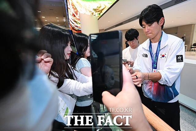 금메달 목에 걸고 사인하는 김도영, 팬 서비스도 금메달!