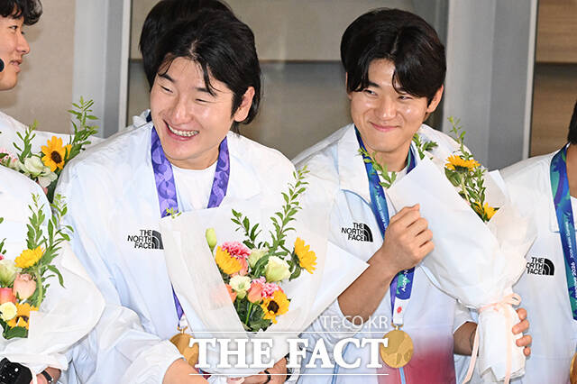 환한 웃음 보이는 곽빈(왼쪽)과 김도영.