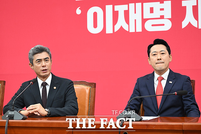 강신철 신임 국방부 장관(왼쪽)이 28일 오전 서울 여의도 국회에서 장동혁 국민의힘 대표을 만나 인사말을 하고 있다. /남용희 기자