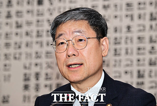 노경필 법원행정처장이 28일 오후 서울 여의도 국회에서 열린 법제사법위원회 전체회의에 출석해 질의에 답변을 하고 있다. /국회=배정한 기자