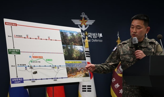 양진혁 합동참모본부 작전부장이 28일 오후 서울 용산구 국방부에서 DMZ 지뢰 폭발 사고 관련 브리핑을 하고 있다. /뉴시스