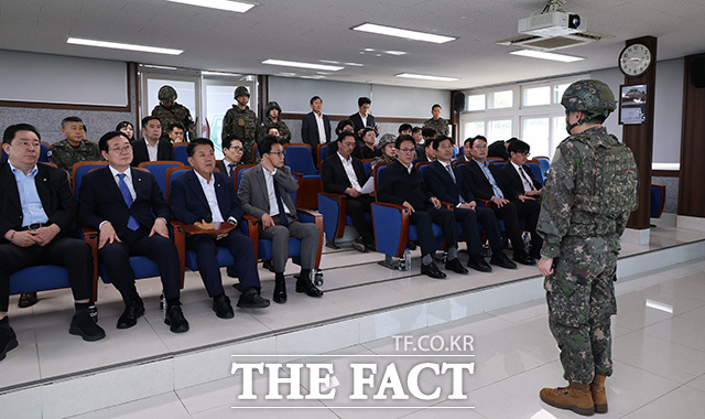 지뢰폭발 사고가 발생한 25사단 전망대에서 지뢰탐지기 등을 살펴보는 김민석 대표(오른쪽)와 국방위원들. /연천=국회사진기자단