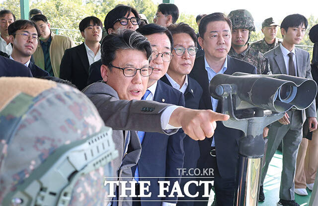 지뢰폭발 사고가 발생한 25사단 전망대에서 지뢰탐지기 등을 살펴보는 김민석 대표(오른쪽)와 국방위원들. /연천=국회사진기자단