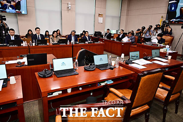 국민의힘 의원들 퇴장 뒤 안건 의결하는 서영교 법사위원장.