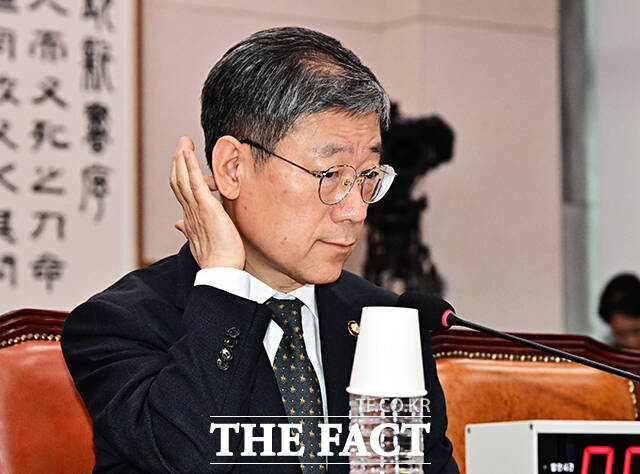 노경필 법원행정처장이 28일 오후 서울 여의도 국회에서 열린 법제사법위원회 전체회의에 출석해 질의에 답변을 하고 있다. /국회=배정한 기자
