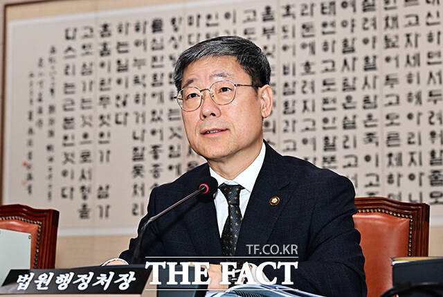 노경필 법원행정처장이 28일 오후 서울 여의도 국회에서 열린 법제사법위원회 전체회의에 출석해 질의에 답변을 하고 있다. /국회=배정한 기자
