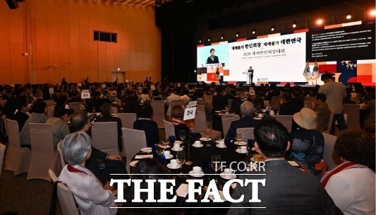 인천시가 27일 송도컨벤시아에서 개막한 제24차 세계한상대회에서 G20 인천 유치 위한 현장 서명 인포 데스크를 오는 30일까지 운영한다. /인천시