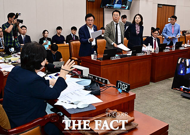 박형수 법사위 야당 간사를 비롯한 국민의힘 의원들이 28일 오후 서울 여의도 국회에서 열린 법제사법위원회 전체회의에 참석해 서영교 법사위원장에게 항의를 하고 있다. /국회=배정한 기자