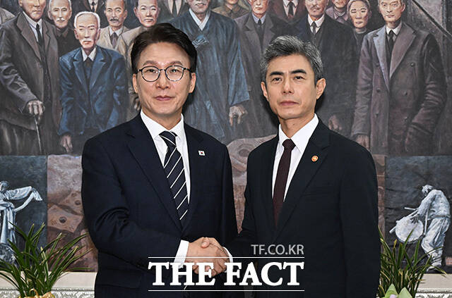 김민석 더불어민주당 대표(왼쪽)가 28일 오전 서울 여의도 국회에서 강신철 신임 국방부 장관을 접견하며 기념촬영을 하고 있다. /국회사진기자단