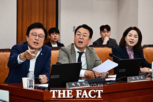 서영교 법사위원장에게 항의하는 박형수 법사위 야당 간사(왼쪽)를 비롯한 국민의힘 의원들.