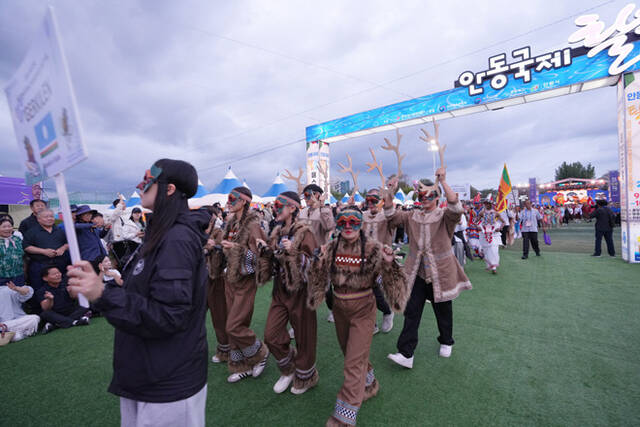 2026 안동국제탈춤페스티벌의 흥이 안동시 원도심으로도 번져 구시장과 신시장에서 시장 퍼레이드가 이어지고 있다. /안동시
