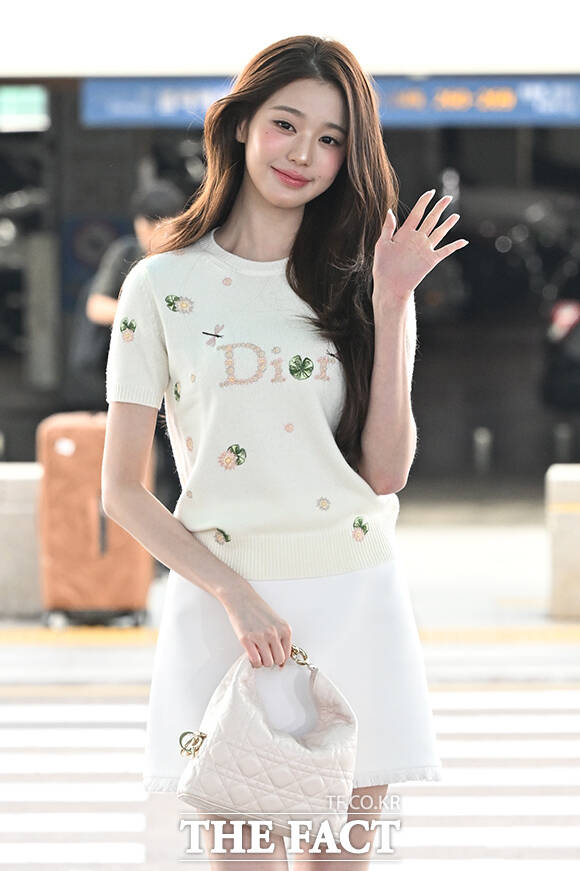 그룹 아이브 장원영이 28일 오전 '디올 2027 봄-여름 컬렉션 쇼' 참석을 위해 인천국제공항에 도착해 프랑스 파리 출국을 앞두고 취재진과 팬들에게 포즈를 취하고 있다. /인천국제공항=김성렬 기자