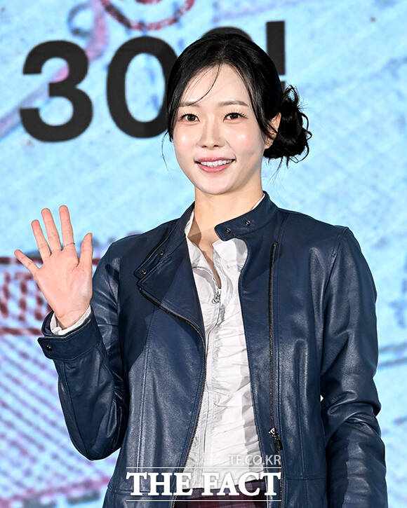 크리에이터 이준수, 그룹 레이턴시 멤버 지지원, 가수 양다일, 아나운서 박지민, 운동 크리에이터 말왕, 전 프로야구 선수 출신 방송인 황재균, 현정완 PD, 여행 크리에이터 빠니보틀, 전 레슬링 국가대표 장은실, 크리에이터 김똘똘, UDT 출신 육준서, 배우 윤상현(왼쪽부터)이 28일 오전 서울 구로구 신도림 더세인트 그랜드볼룸에서 열린 디즈니+ 오리지널 예능 '술래게임' 제작발표회에 참석해 포즈를 취하고 있다. /박상민 기자