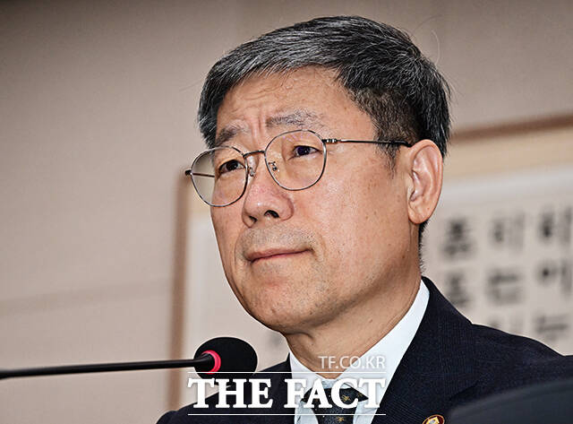 노경필 법원행정처장이 28일 오후 서울 여의도 국회에서 열린 법제사법위원회 전체회의에 출석해 질의에 답변을 하고 있다. /국회=배정한 기자