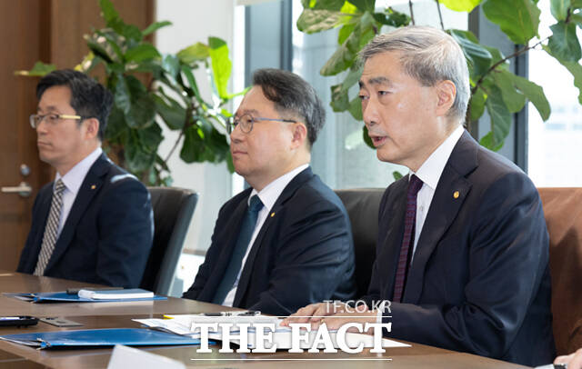 신현송 한국은행 총재가 28일 오전 서울 중구 한국은행 본부에서 이형일 부총리 겸 재정경제부 장관과 면담하며 모두발언을 하고 있다. /이새롬 기자