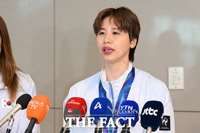 취재진 질의 답하는 권한나.