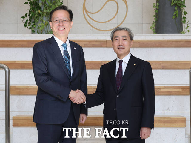 이형일 부총리 겸 재정경제부 장관(왼쪽)이 28일 서울 중구 한국은행 본점을 방문해 신현송 한국은행 총재와 면담하고 있다.
