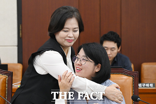 용혜인 기본소득당 의원(오른쪽)이 28일 오후 서울 여의도 국회에서 열린 행정안전위원회 전체회의에 참석해 정춘생 조국혁신당 의원과 인사를 나누고 있다. /국회=남용희 기자