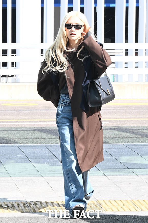 그룹 블랙핑크 로제가 28일 오전 '27S/S 파리 패션위크' 참석을 위해 인천국제공항에 도착해 프랑스 파리로 출국하고 있다. /인천국제공항=김성렬 기자