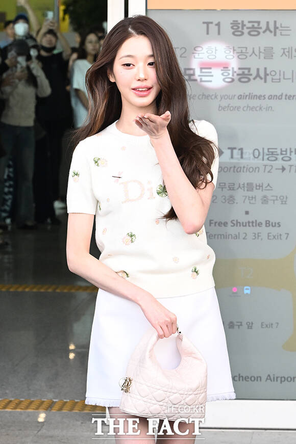 그룹 아이브 장원영이 28일 오전 '디올 2027 봄-여름 컬렉션 쇼' 참석을 위해 인천국제공항에 도착해 프랑스 파리 출국을 앞두고 취재진과 팬들에게 포즈를 취하고 있다. /인천국제공항=김성렬 기자