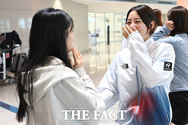 2026 아이치·나고야 아시안게임 펜싱 여자 사브르 대표팀 최세빈과 전하영, 서지연, 김정미(왼쪽부터)가 28일 오전 인천국제공항을 통해 귀국해 취재진의 질의에 답하고 있다. /인천국제공항=김성렬 기자