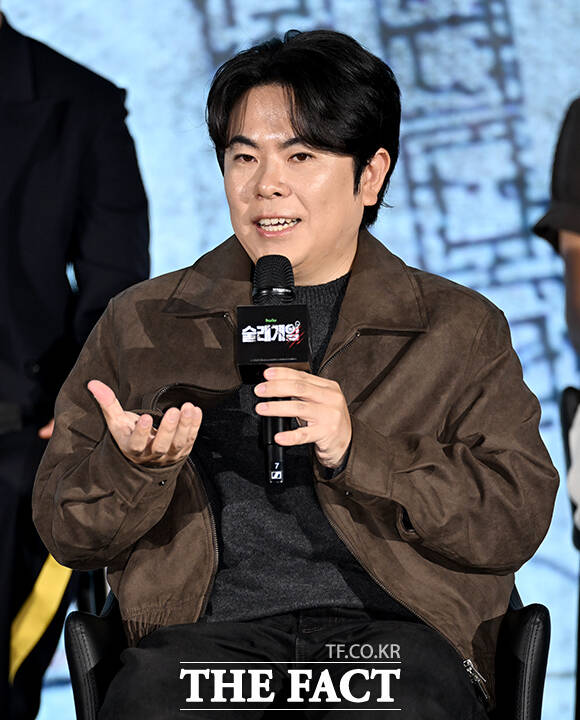 크리에이터 이준수, 그룹 레이턴시 멤버 지지원, 가수 양다일, 아나운서 박지민, 운동 크리에이터 말왕, 전 프로야구 선수 출신 방송인 황재균, 현정완 PD, 여행 크리에이터 빠니보틀, 전 레슬링 국가대표 장은실, 크리에이터 김똘똘, UDT 출신 육준서, 배우 윤상현(왼쪽부터)이 28일 오전 서울 구로구 신도림 더세인트 그랜드볼룸에서 열린 디즈니+ 오리지널 예능 '술래게임' 제작발표회에 참석해 포즈를 취하고 있다. /박상민 기자