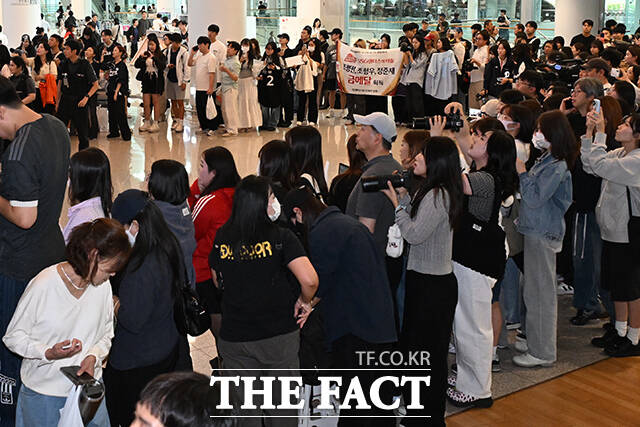 2026 아이치·나고야 아시안게임에서 금메달을 획득한 야구 남자 대표팀 선수들이 28일 오후 인천국제공항을 통해 귀국한 가운데, 공항 입국장이 취재진과 팬들로 붐비고 있다. /인천국제공항=김성렬 기자