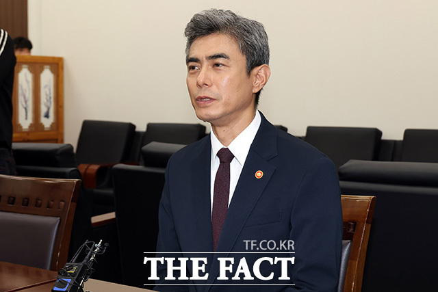 강신철 신임 국방부장관 만나 대화 나누는 김민석 대표(오른쪽). /국회사진기자단