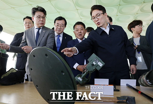 지뢰폭발 사고가 발생한 25사단 전망대에서 지뢰탐지기 등을 살펴보는 김민석 대표(오른쪽)와 국방위원들. /연천=국회사진기자단