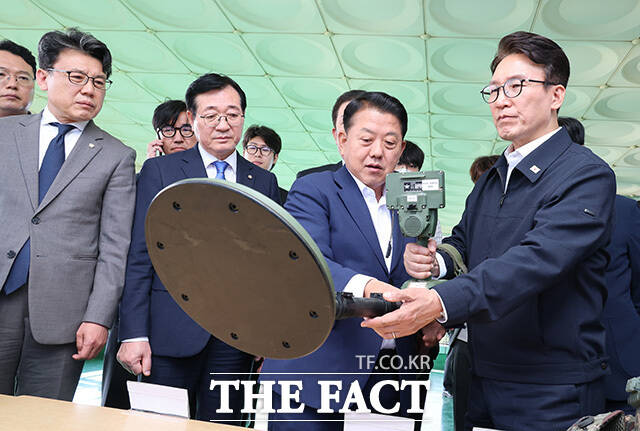 지뢰폭발 사고가 발생한 25사단 전망대에서 지뢰탐지기 등을 살펴보는 김민석 대표(오른쪽)와 국방위원들. /연천=국회사진기자단
