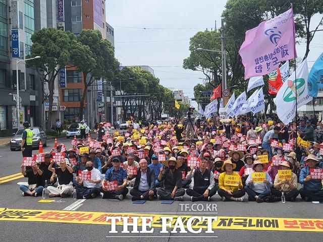 협정 발효 후 15년간 농업 생산은 연평균 7100억원(한국농촌경제연구원), 임업 생산은 연평균 606억원(한국농촌경제연구원) 수산업 생산은 연평균 817억원(한국해양수산개발원) 감소할 것으로 예상됐다. 사진은 2023년 CTPPT 반대 집회 모습. /덕팩트 DB
