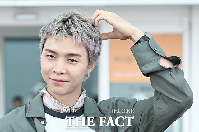 그룹 NCT 쟈니가 28일 오전 '아크네 스튜디오 SS27 파리 쇼' 참석을 위해 인천국제공항에 도착해 프랑스 파리 출국을 앞두고 취재진과 팬들에게 포즈를 취하고 있다. /인천국제공항=김성렬 기자