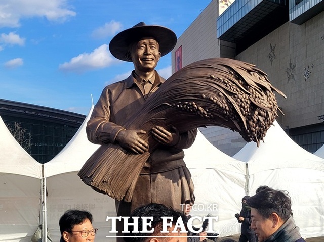 동대구역 광장에 있는 박정희 전 대통령 동상. /박병선 기자