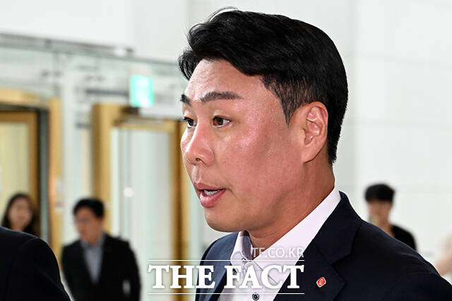 지난해 말 대표이사 내정에 이어 올해 3월 공식 선임된 정현석 대표 체제에서 롯데백화점의 '선택과 집중' 전략이 점포와 인력 운영 전반으로 확대될지 주목된다. 정 대표가 지난 7월 서울 송파구 롯데월드타워에서 열린 하반기 밸류크리에이션미팅(VCM·옛 사장단 회의)에 참석하고 있다. /박상민 기자