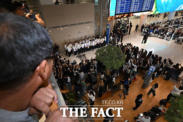 야구 대표팀 귀국에 팬들로 북적이는 인천공항.