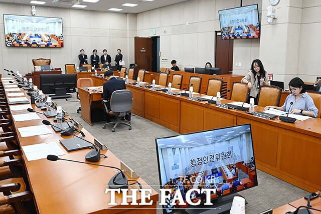 행안위 전체회의 참석한 용혜인 기본소득당 의원.